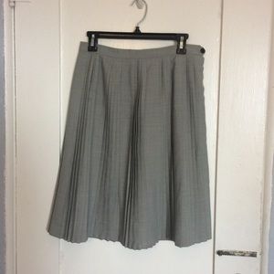 Gray knee-length vintage pleated skirt